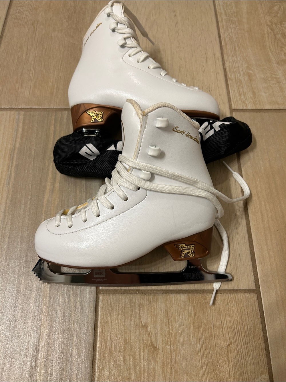 Youth Scott Hamilton figure ice skates with blade protectors size 190